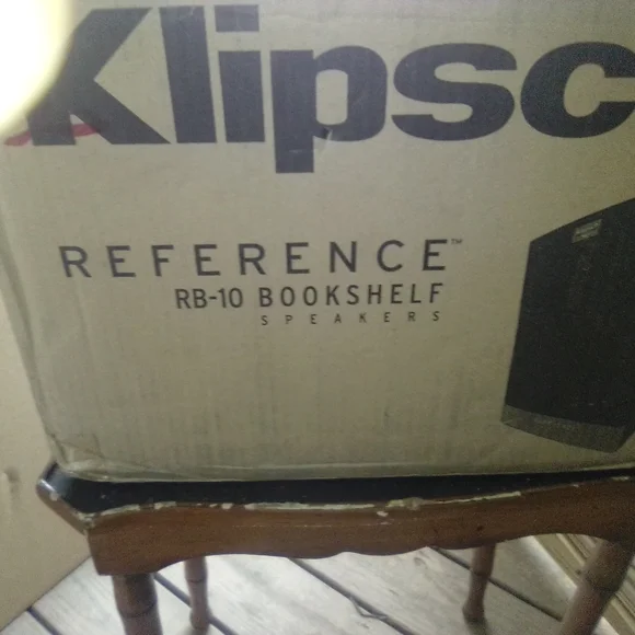One set of Klipsch rb-10 bookshelf speakers like new in box